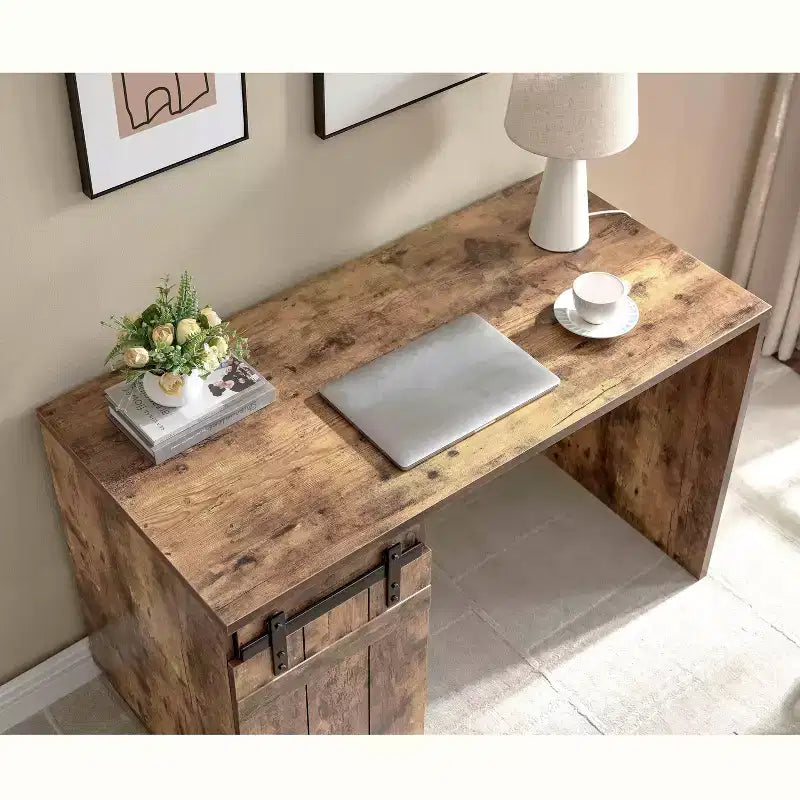 Bureaux de télétravail de style campagnard de 120 cm (47,25 po), bureau d'ordinateur avec 1 fausse porte de grange et 3 étagères, bureau debout pour la maison, le bureau