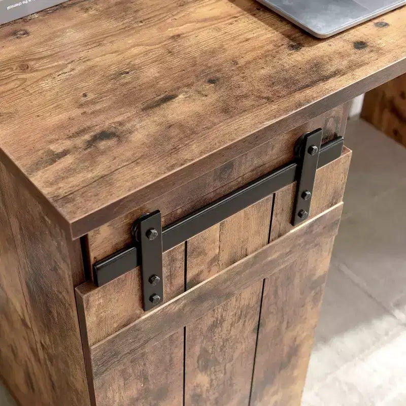 Bureaux de télétravail de style campagnard de 120 cm (47,25 po), bureau d'ordinateur avec 1 fausse porte de grange et 3 étagères, bureau debout pour la maison, le bureau