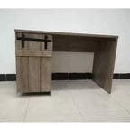 Bureaux de télétravail de style campagnard de 120 cm (47,25 po), bureau d'ordinateur avec 1 fausse porte de grange et 3 étagères, bureau debout pour la maison, le bureau